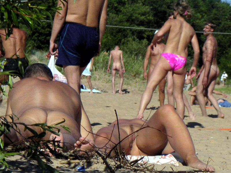 Nuda giovane nudista lascia che l'acqua baci il suo corpo
 #72250967