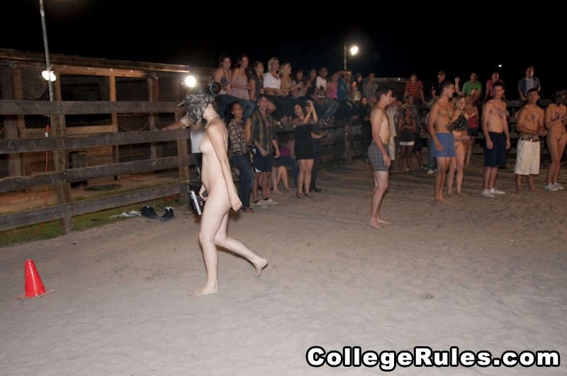 Une fille tatouée et nue s'amuse à lécher les seins de sa copine.
 #74517707