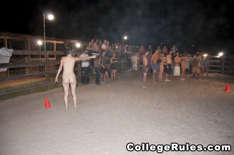 Une fille tatouée et nue s'amuse à lécher les seins de sa copine.
 #74517715