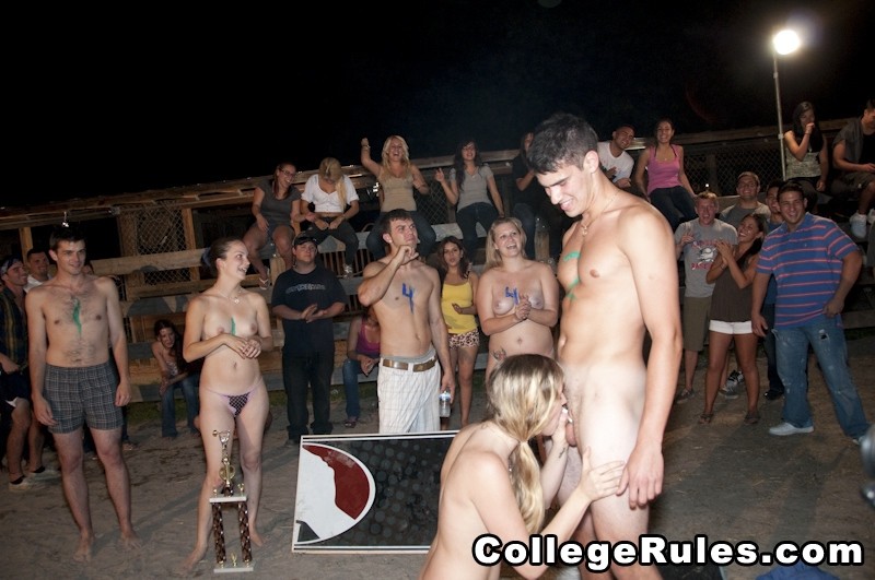 Une fille tatouée et nue s'amuse à lécher les seins de sa copine.
 #74517716