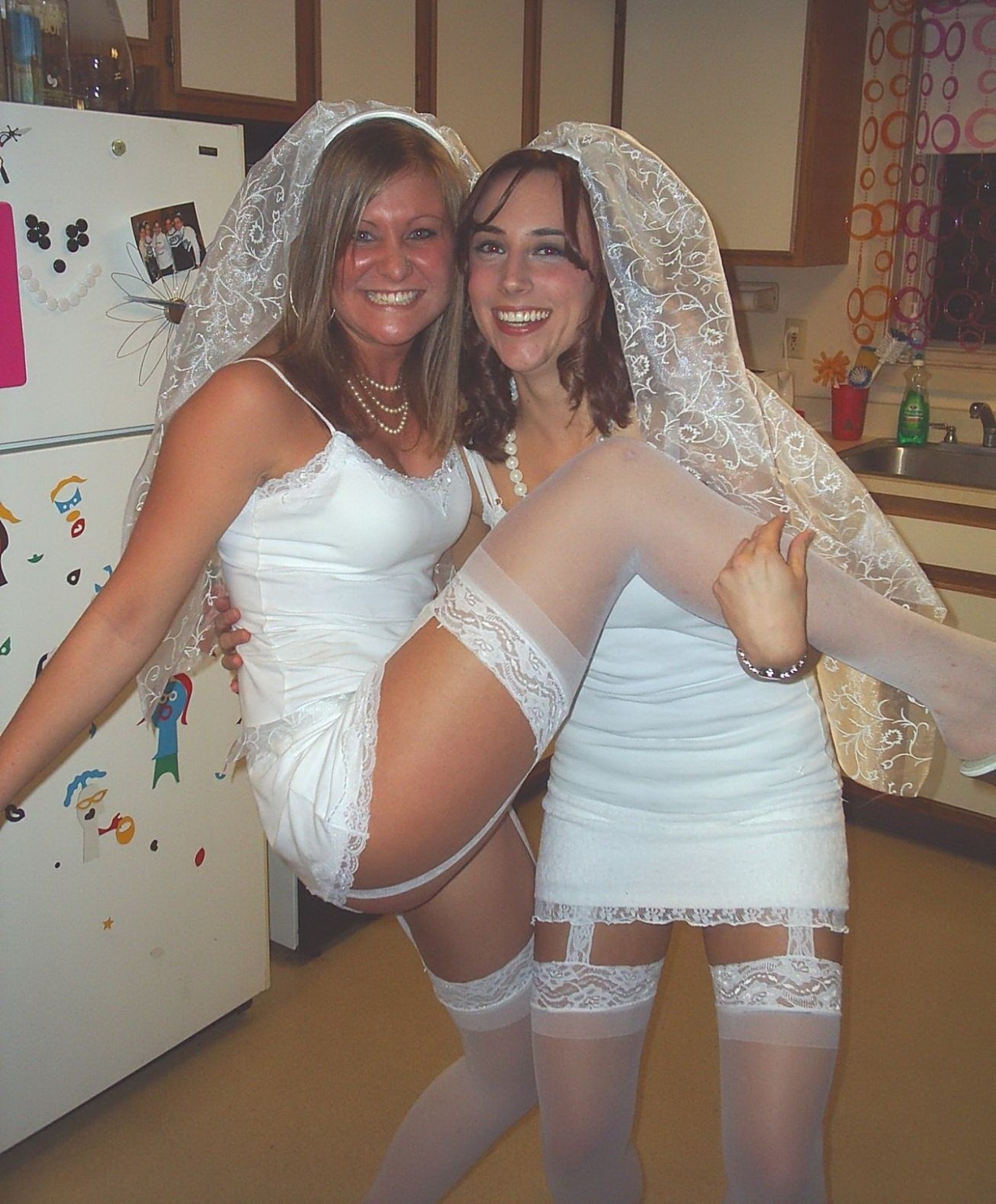 Las novias adorables se ponen cachondas y tienen algunos juegos sexuales caseros traviesos
 #68329444
