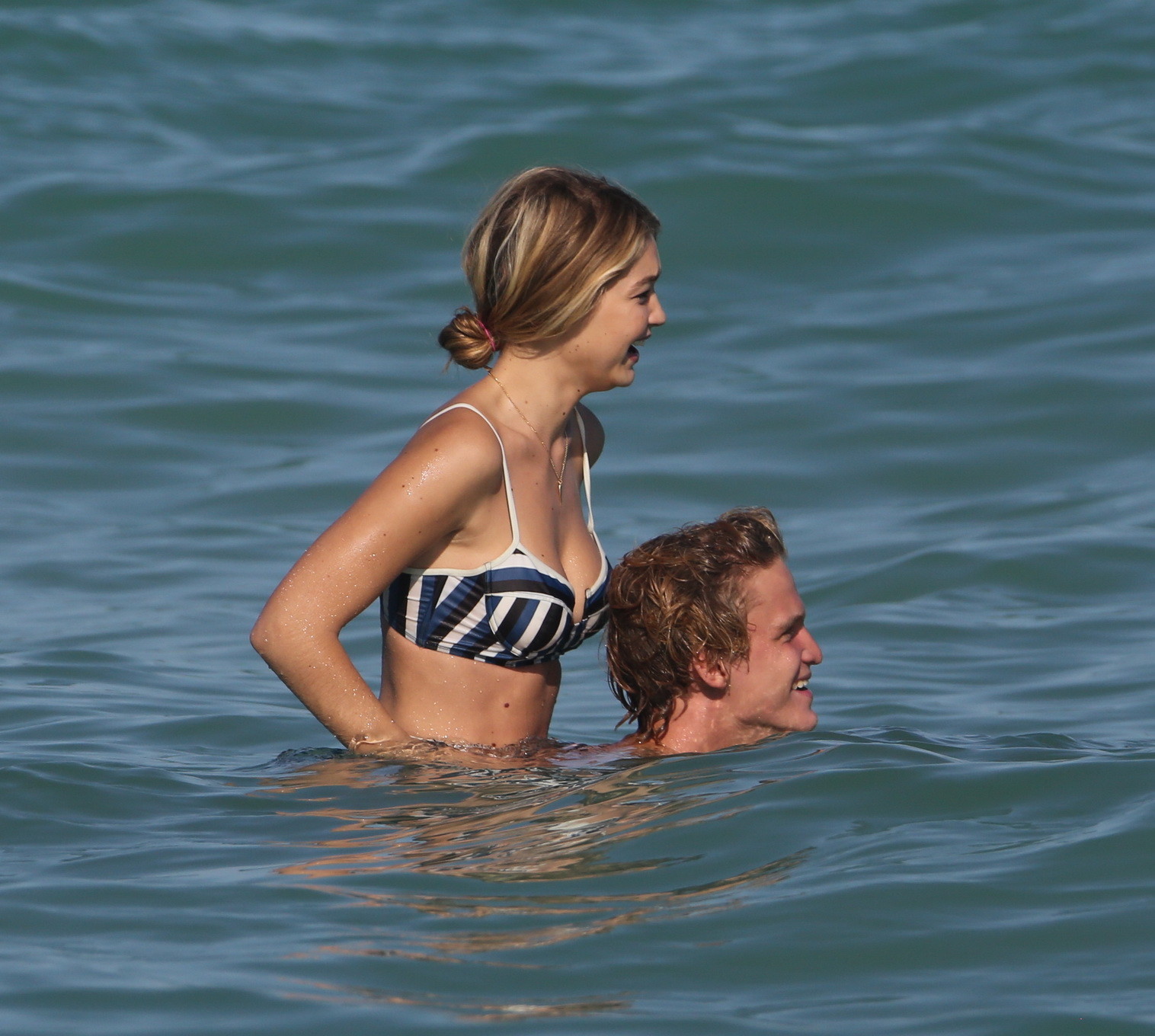 Gigi Hadid zeigt ihren heißen Körper in einem gestreiften Retro-Bikini am Strand von Miami
 #75170018