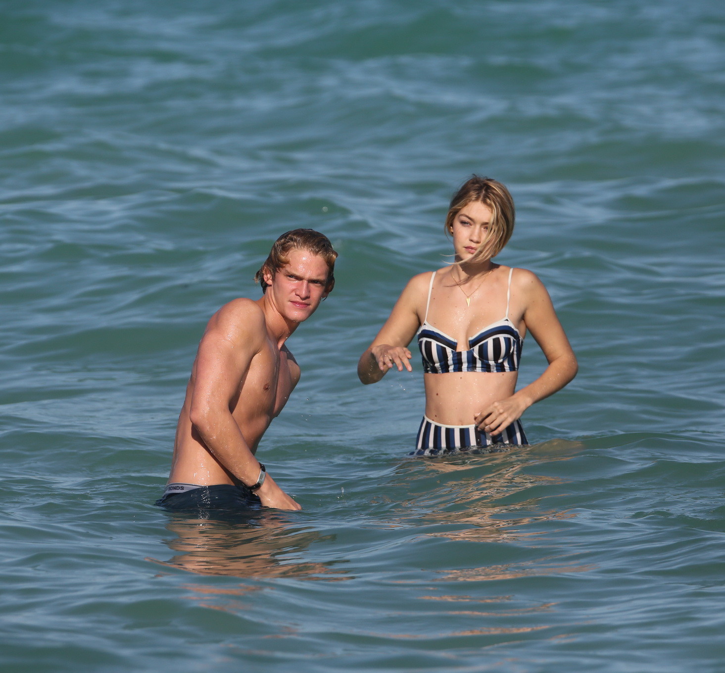 Gigi Hadid zeigt ihren heißen Körper in einem gestreiften Retro-Bikini am Strand von Miami
 #75170052