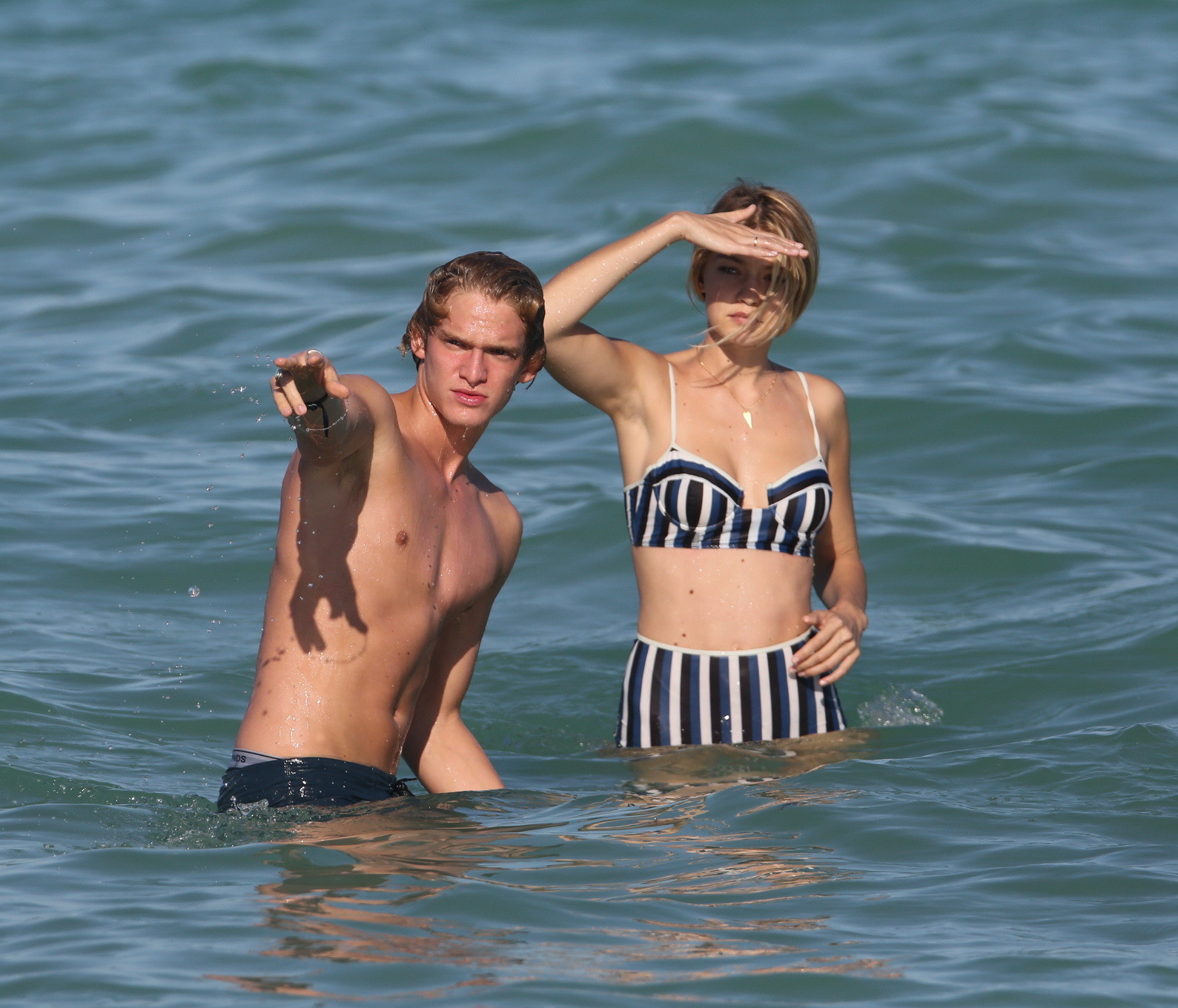 Gigi Hadid zeigt ihren heißen Körper in einem gestreiften Retro-Bikini am Strand von Miami
 #75170066