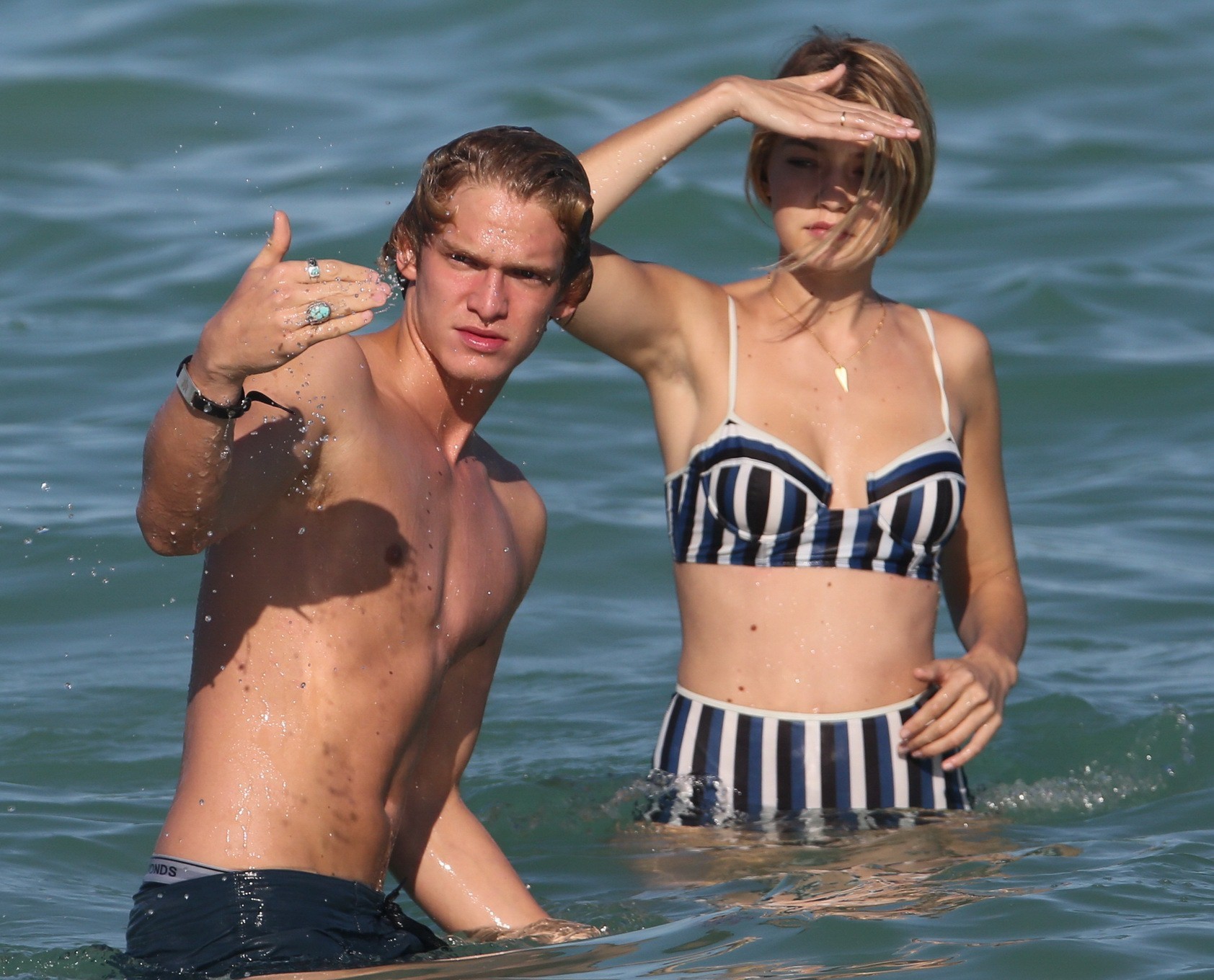 Gigi Hadid zeigt ihren heißen Körper in einem gestreiften Retro-Bikini am Strand von Miami
 #75170074