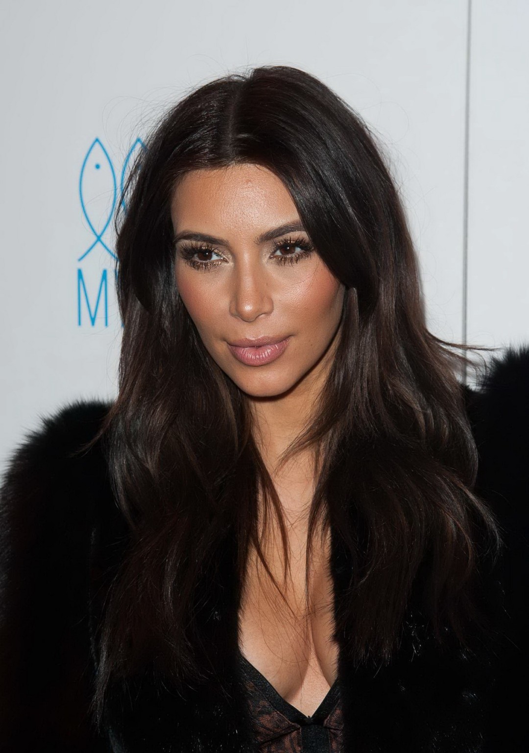 Kim kardashian braless con top y falda transparente en generation n
 #75204338