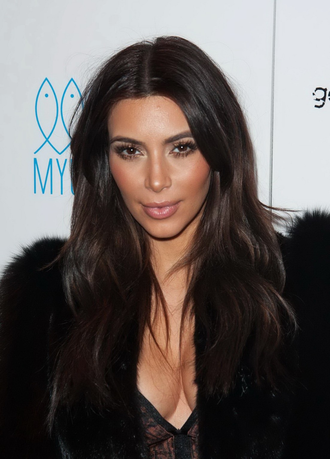 Kim Kardashian senza reggiseno con top e gonna trasparente a generation n
 #75204363