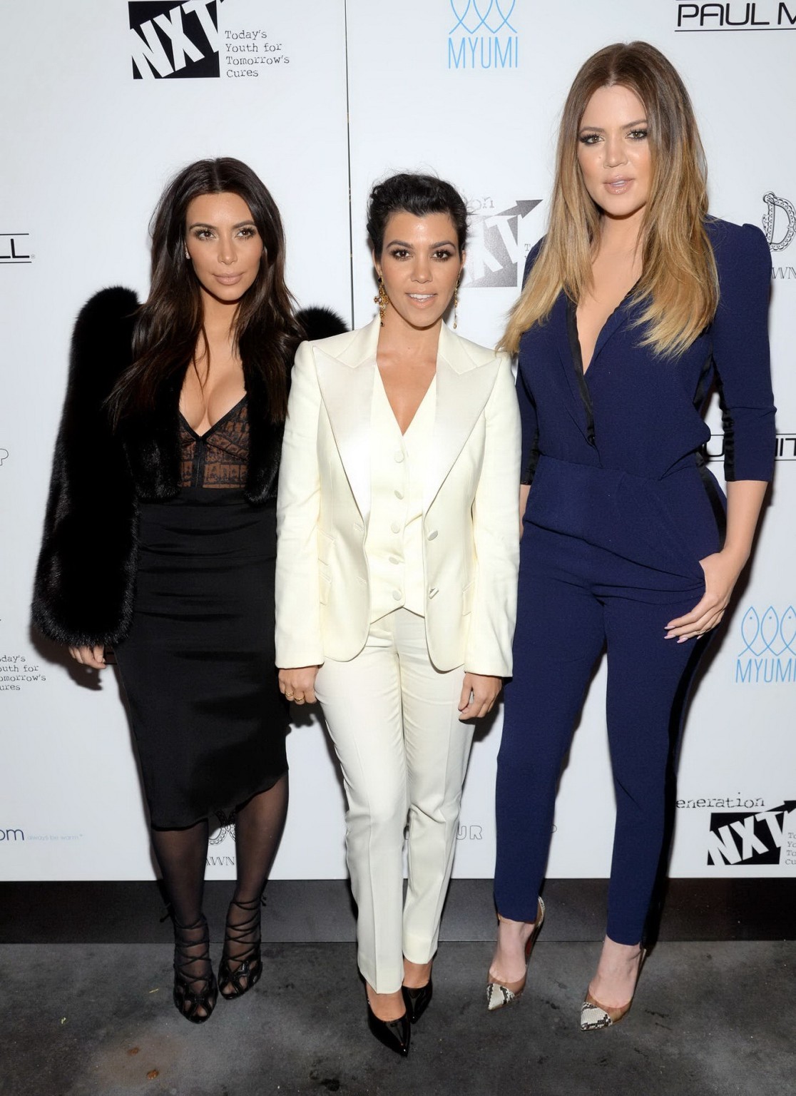 Kim Kardashian senza reggiseno con top e gonna trasparente a generation n
 #75204370