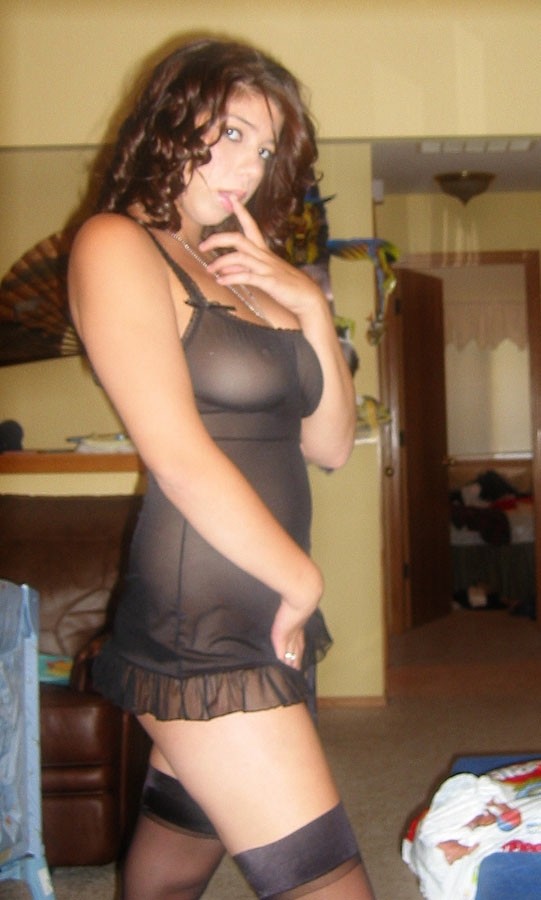 Une superbe fille latina sexy livre ses seins ronds et juteux.
 #77104804