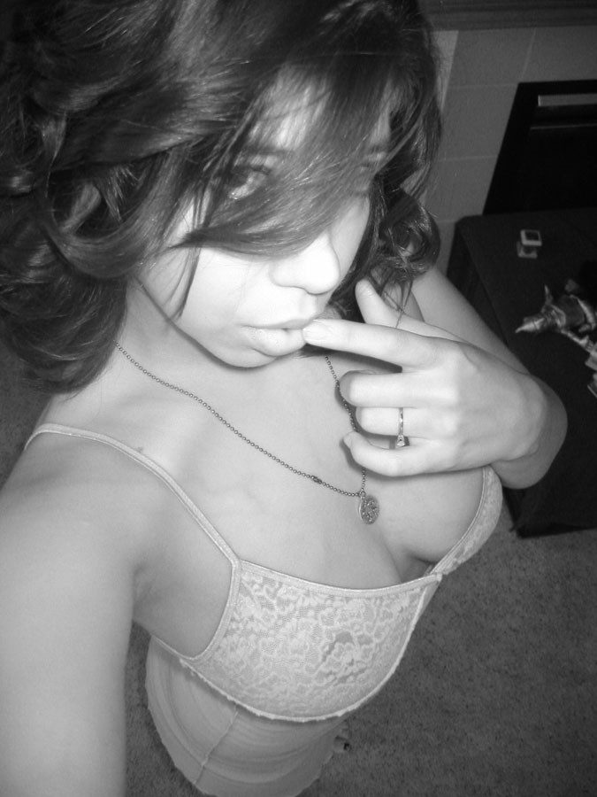 Une superbe fille latina sexy livre ses seins ronds et juteux.
 #77104833