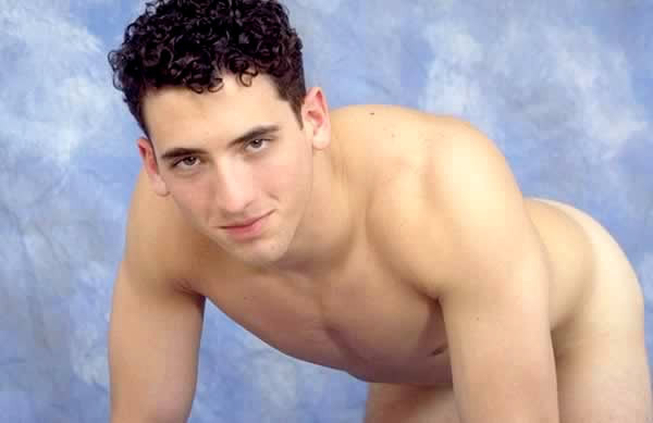 Joven sexy posando desnudo
 #77010412