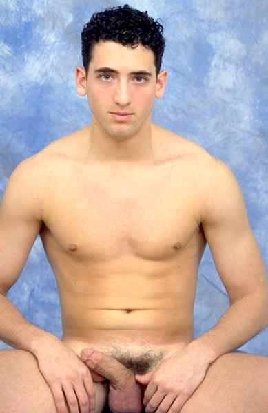 Joven sexy posando desnudo
 #77010472