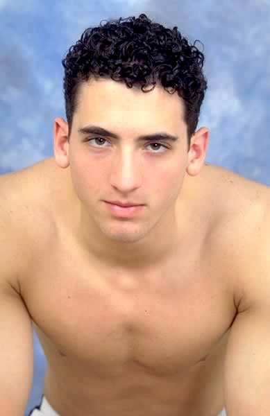 Joven sexy posando desnudo
 #77010477