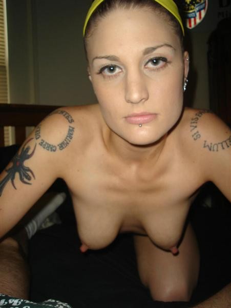 Photos d'une jeune fille tatouée qui se fait baiser.
 #75706009