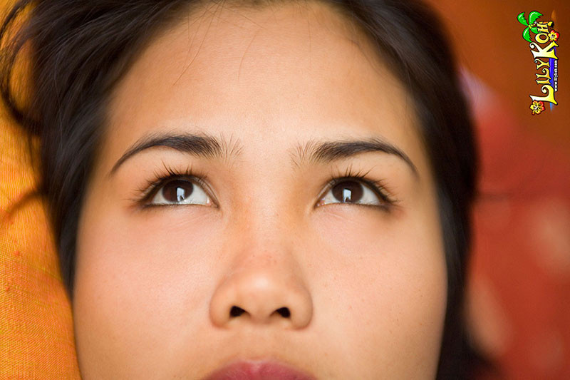 Una joven inocente juega con los labios de su coño tailandés mojado
 #70004718