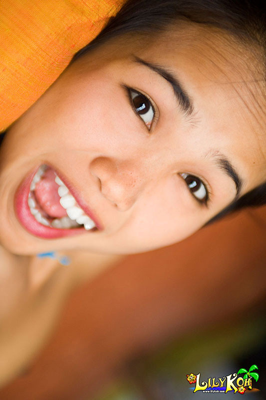 Unschuldiger Teenager spielt mit ihren nassen thailändischen Muschilippen
 #70004731
