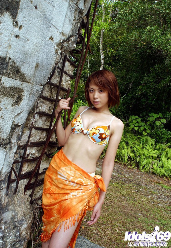 Ragazza giapponese in bikini all'aperto
 #69759679
