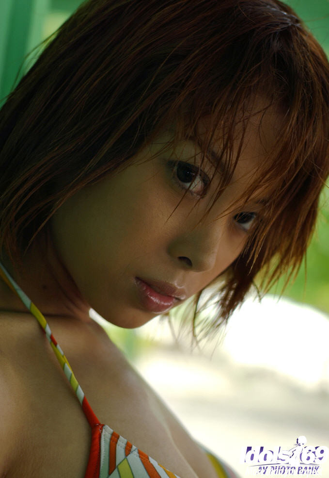 Chica japonesa en bikini al aire libre
 #69759733