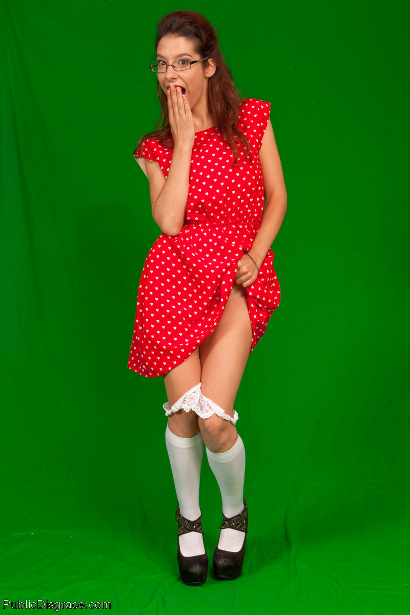 Mona hasst Zendas Polkadot-Kleid, also zieht sie sie komplett nackt aus und macht 
 #70915542