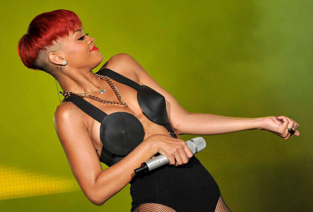 Rihanna in reggiseno e mutandine esibendosi sexy sul palco e posando sexy in bikini 
 #75346919