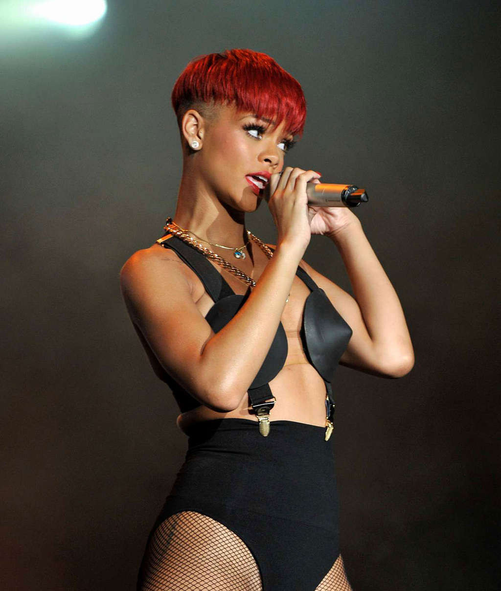 Rihanna en sujetador y bragas actuando sexy en el escenario y posando caliente en bikini en 
 #75346945