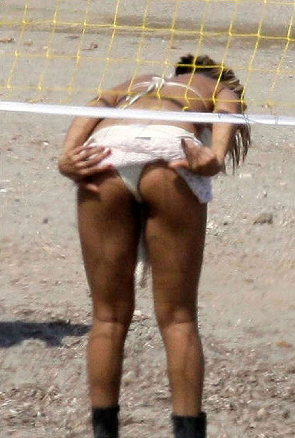 Rihanna en sujetador y bragas actuando sexy en el escenario y posando caliente en bikini en 
 #75346961