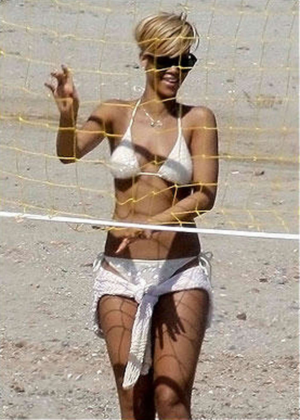 Rihanna en sujetador y bragas actuando sexy en el escenario y posando caliente en bikini en 
 #75346965