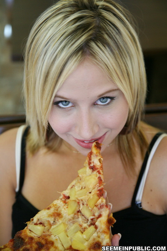 Amatrice blonde fauchée se faisant baiser pour de l'argent et de la pizza
 #78618888