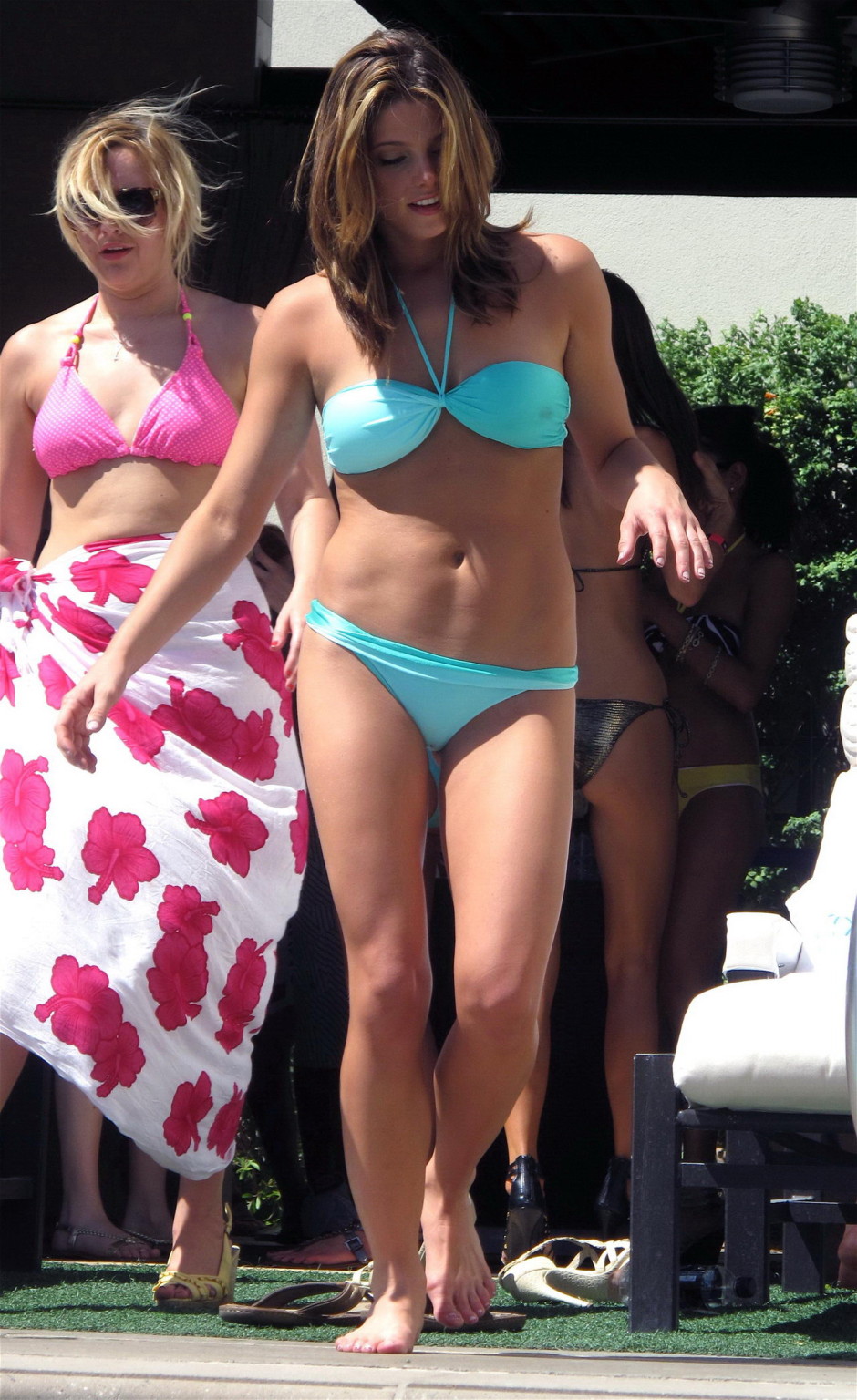 Ashley Greene in sexy bikini blu che ospita la festa in piscina al repubblica bagnato a las 
 #75336969