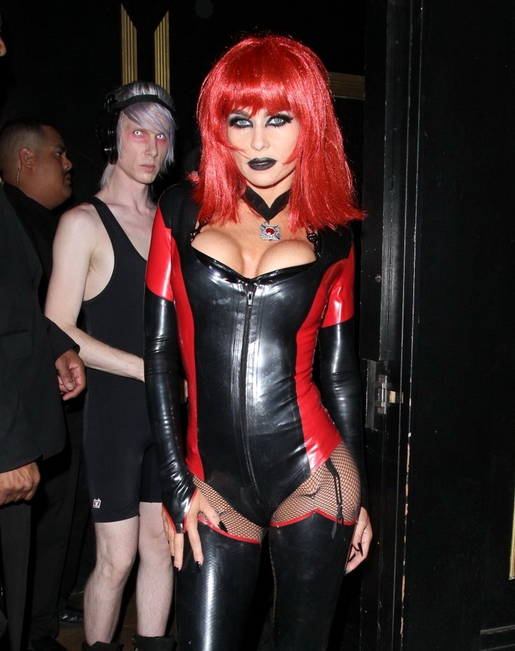 Carmen electra trägt ein nuttiges Latex-Kostüm für eine Halloween-Party bei bootsy be
 #74621732