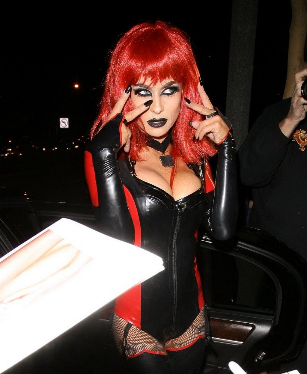 Carmen electra portant un costume de salope en latex pour une fête d'halloween chez bootsy be
 #74621753