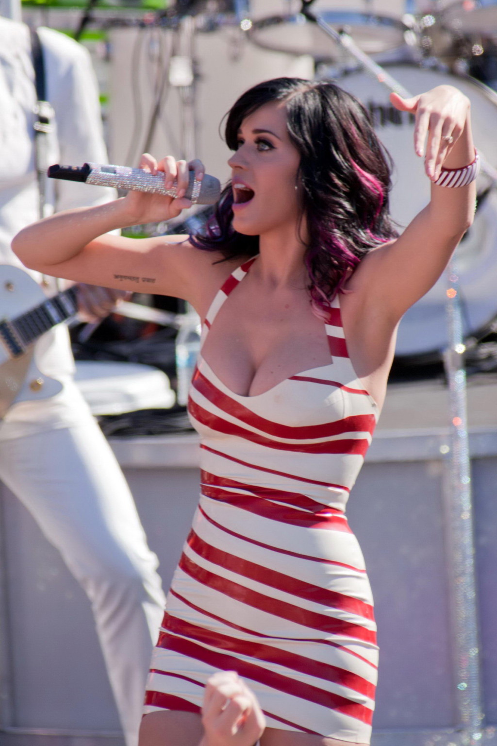 Katy perry leggy cleavy in latex kleid performing bei dos pueblos in santa barba
 #75332954