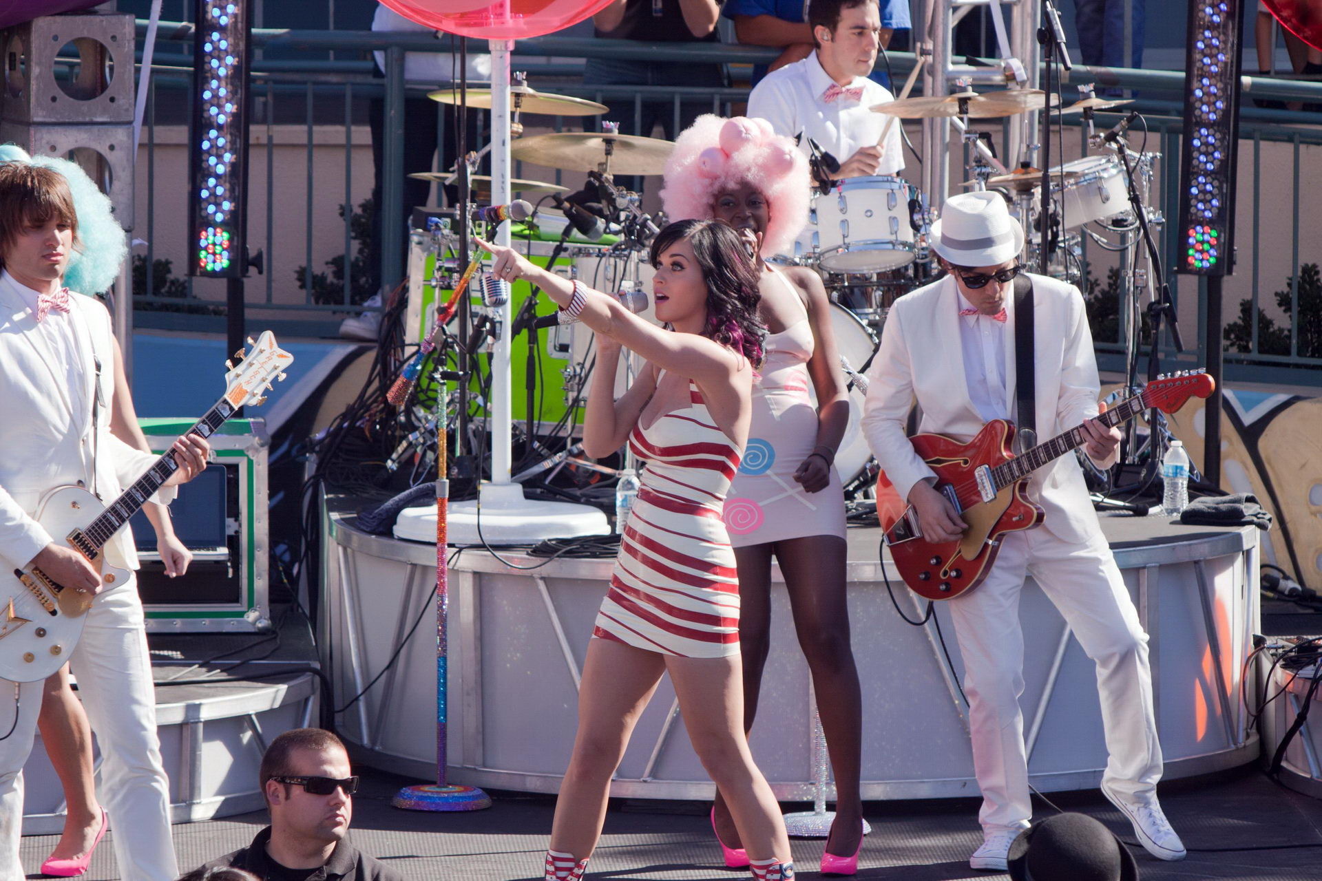 Katy perry leggy cleavy in latex kleid performing bei dos pueblos in santa barba
 #75333005