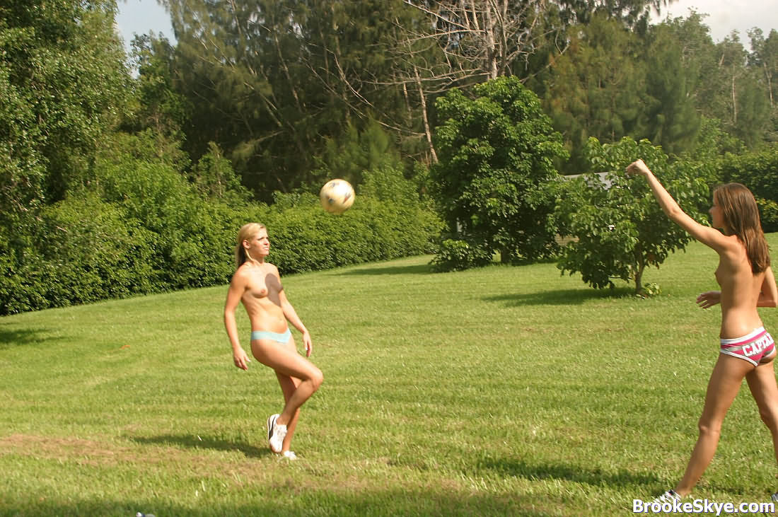 Brooke skye :: teenies molto sexy che giocano a calcio in topless senza vergogna
 #74855668