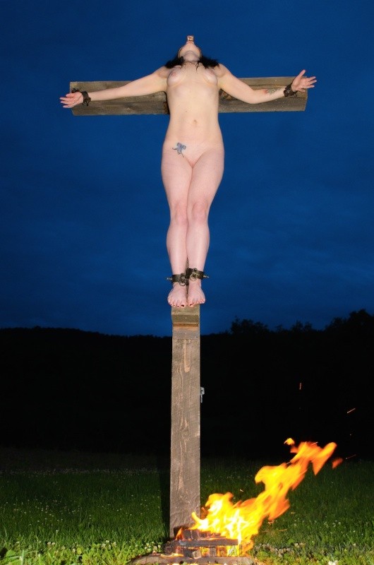 Siouxsie q atada a una cruz con fuego hasta que anochece
 #70888864