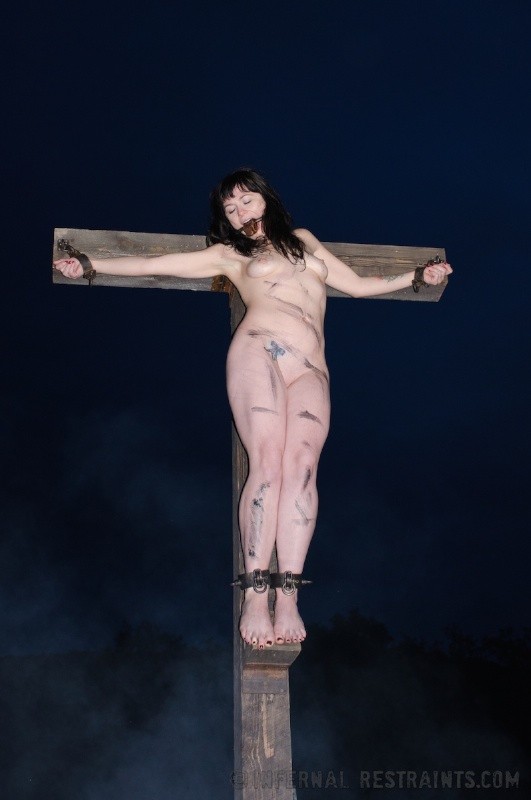 Siouxsie q legata ad una croce con un fuoco fino a quando fa buio
 #70888872