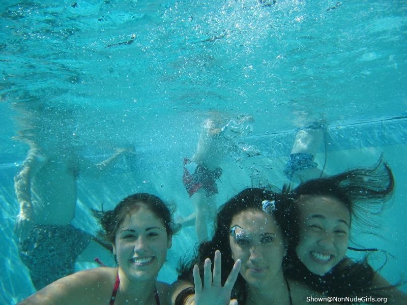 Fotos de jóvenes amateurs bajo el agua
 #73194896
