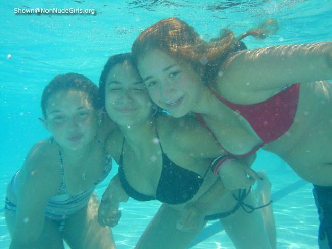 Fotos de jóvenes amateurs bajo el agua
 #73194993