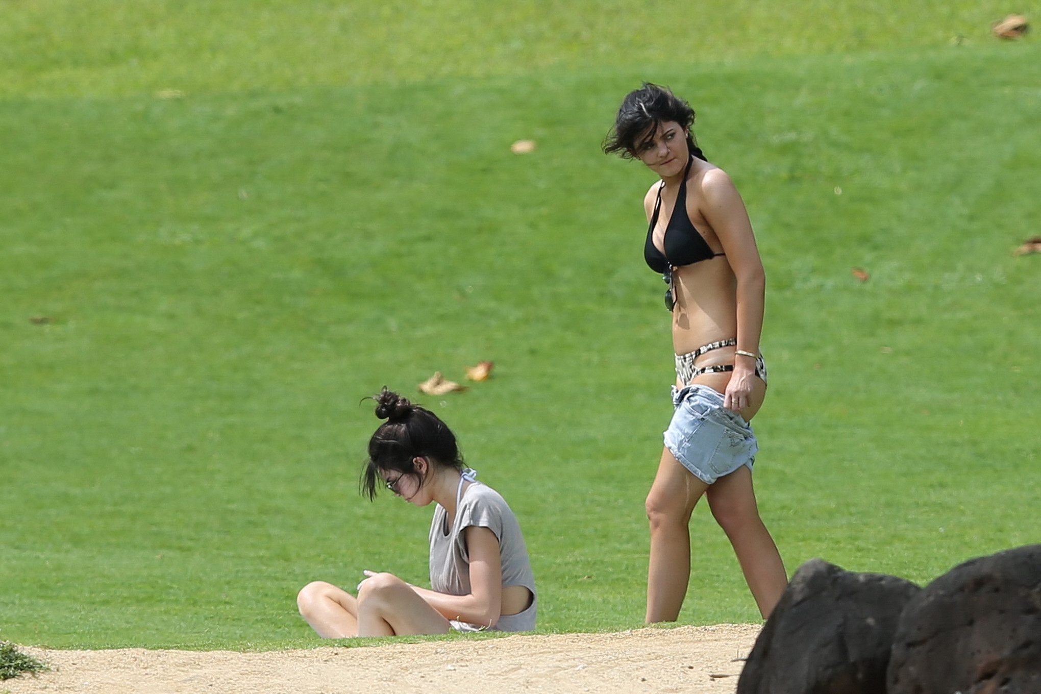 Kendall jenner en bikini bronceándose en un césped en hawaii
 #75261432