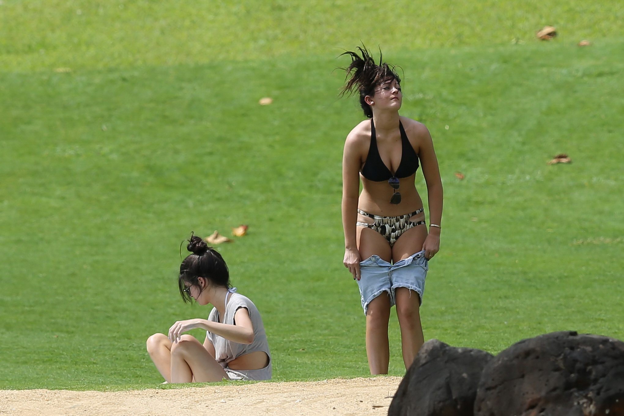 Kendall jenner en bikini bronceándose en un césped en hawaii
 #75261440