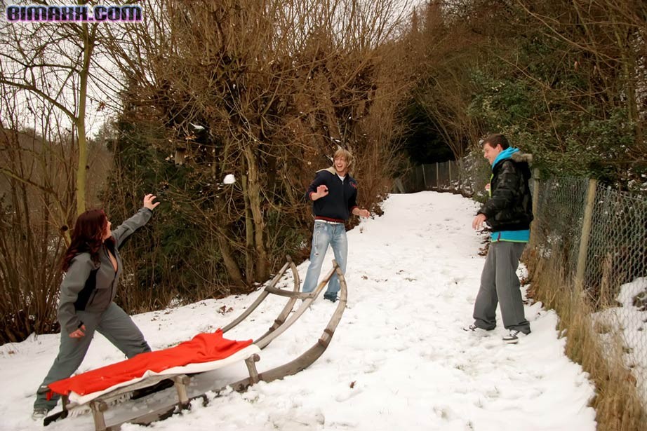 Due amici bi e una ragazza fanno sesso a tre nella neve
 #69204493