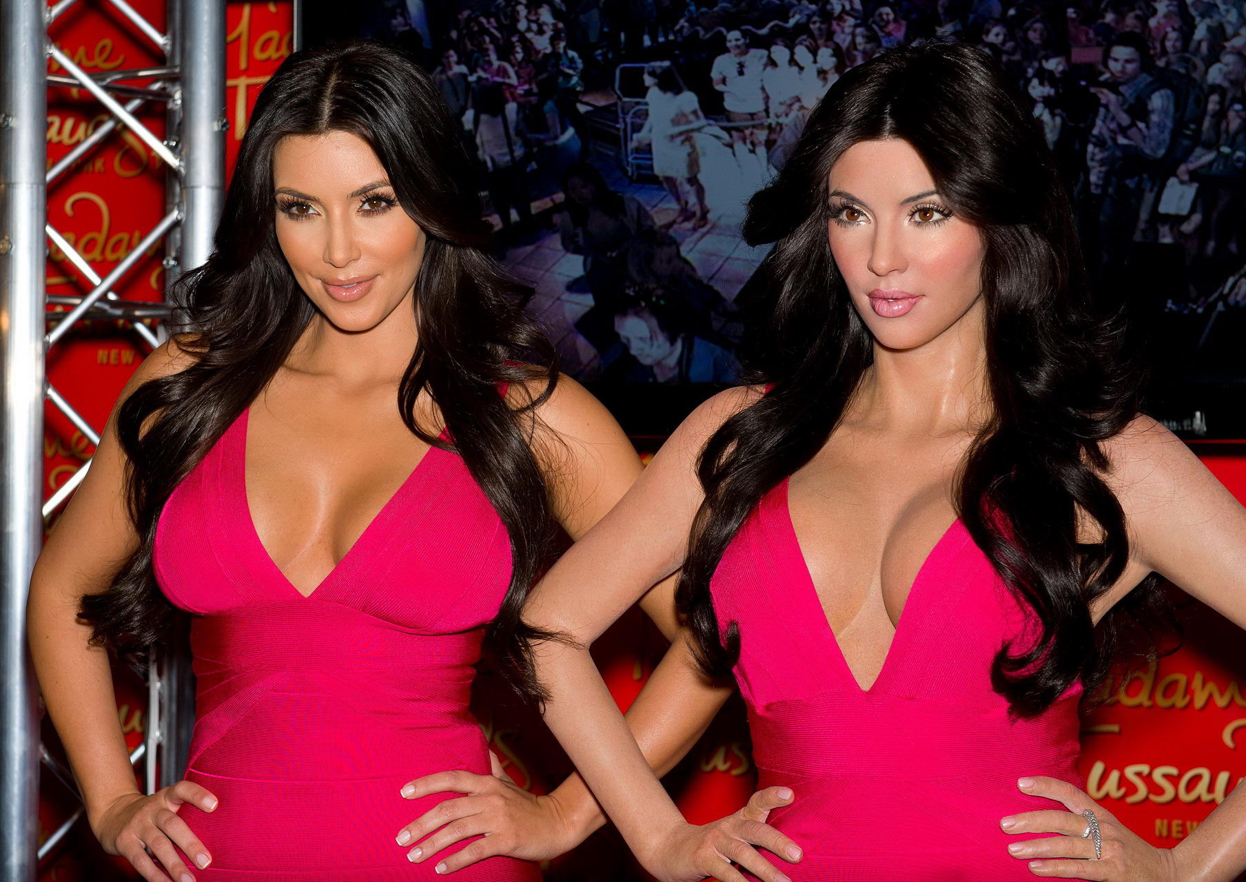 Kim Kardashian en robe rose moulante posant avec son mannequin de cire chez Madame Tus.
 #75342657