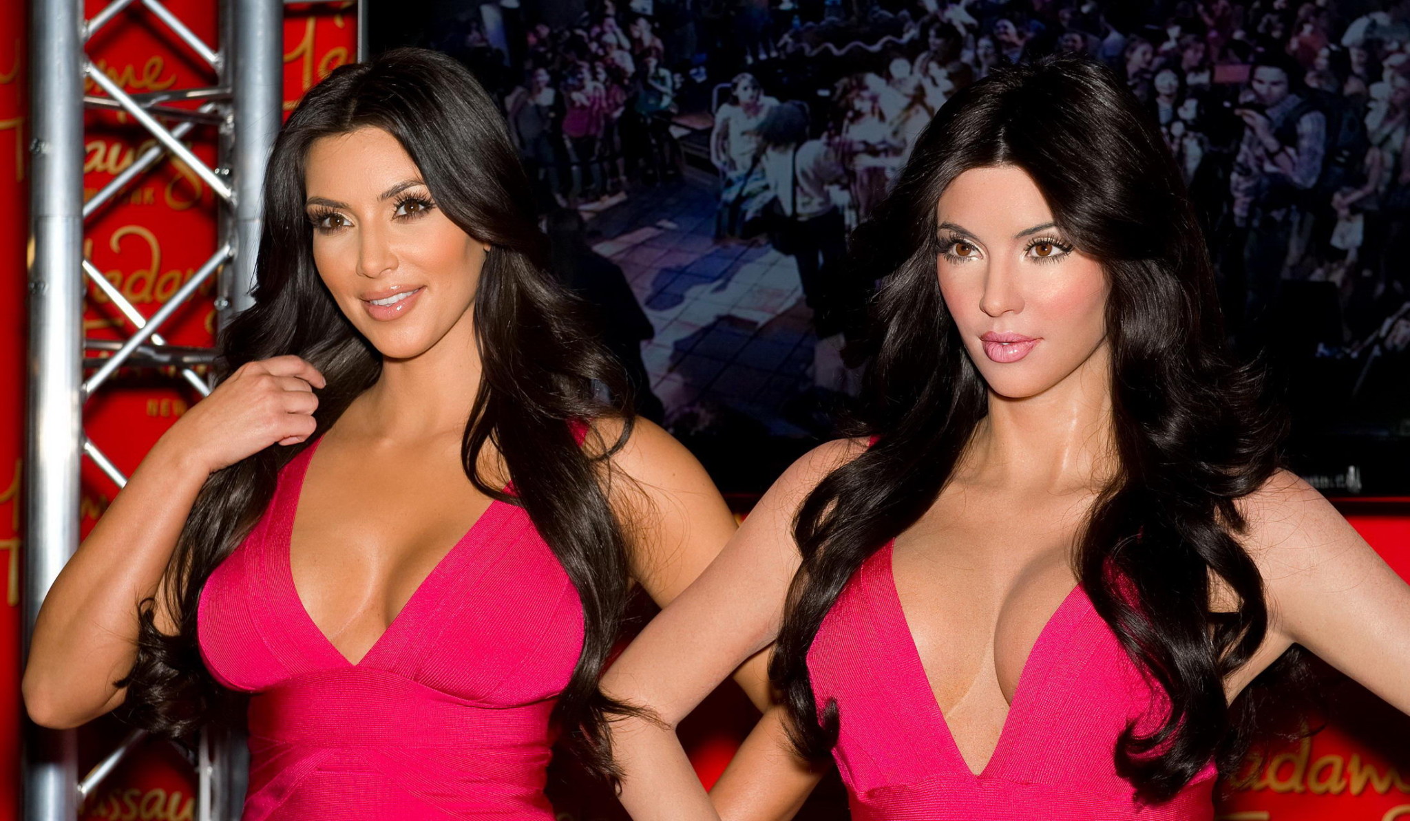 Kim Kardashian en robe rose moulante posant avec son mannequin de cire chez Madame Tus.
 #75342673