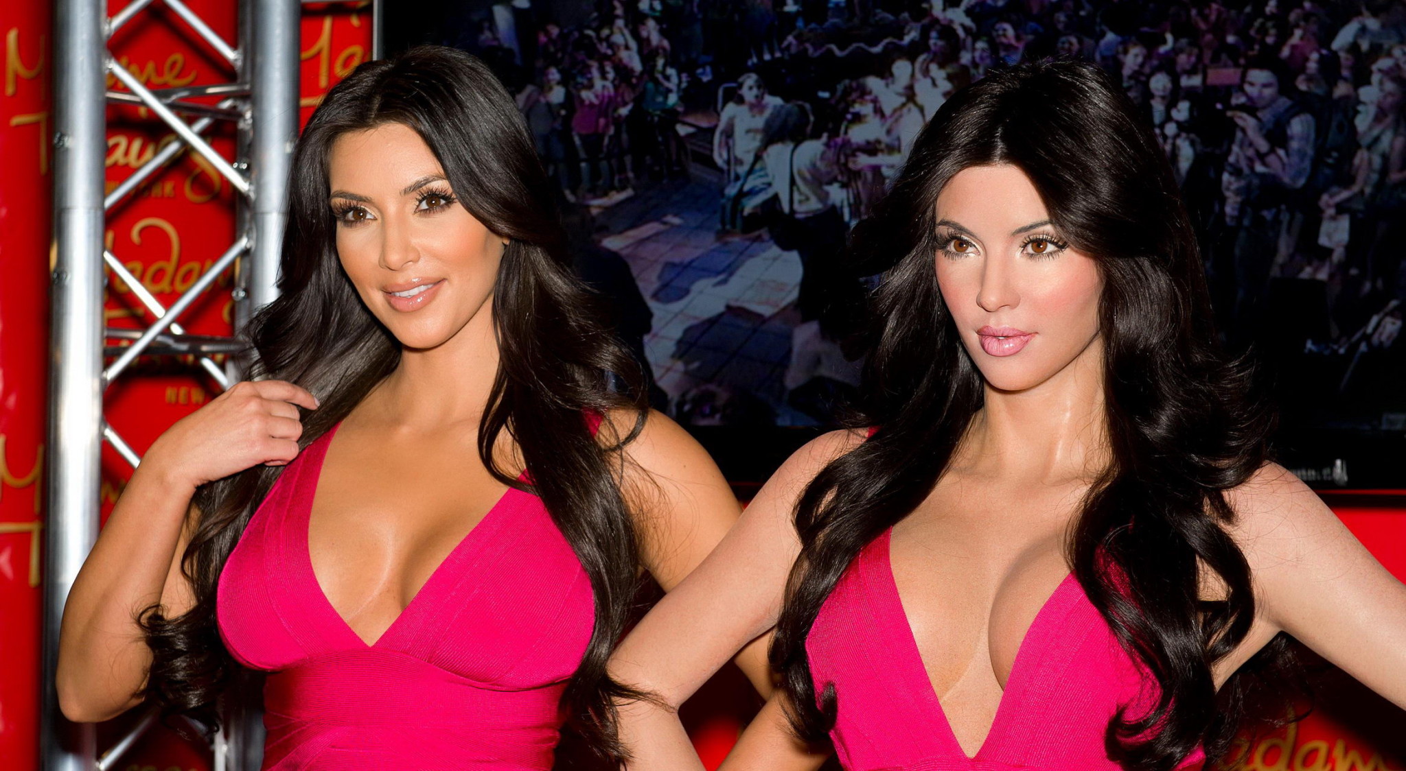Kim Kardashian vollbusig im engen rosa Kleid posiert mit ihrer Wachspuppe bei Madame Tus
 #75342684