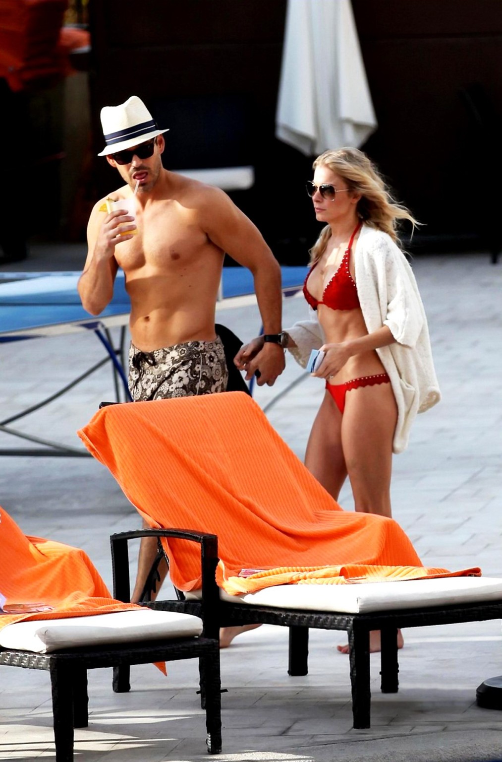 Leann rimes portant un bikini rouge sexy sur la plage de Cabo San Lucas.
 #75322074