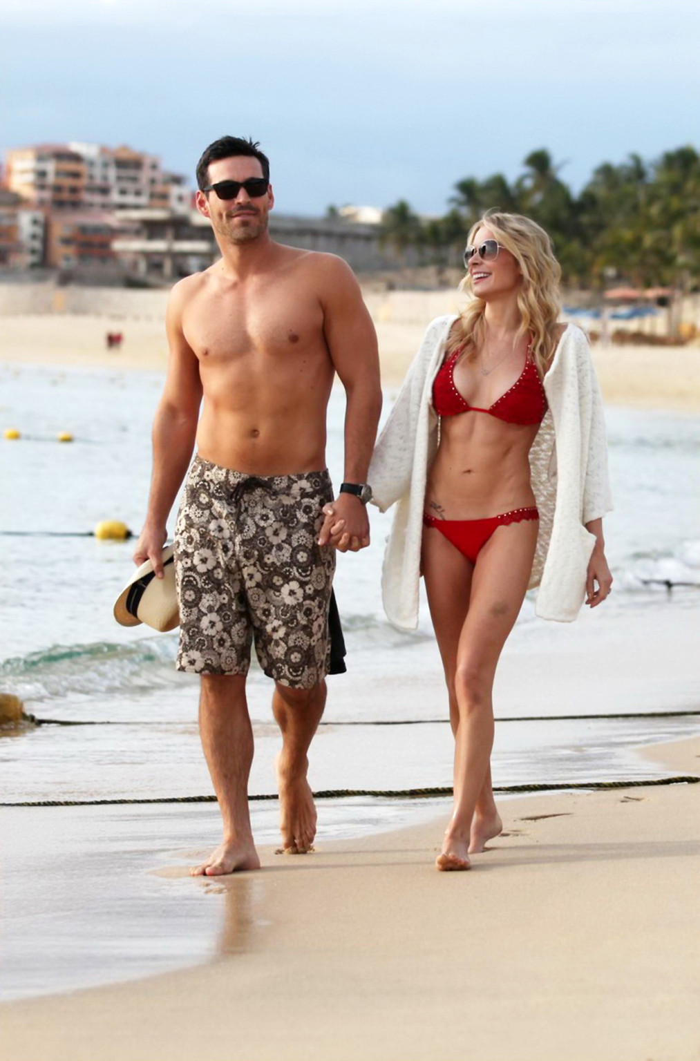 Leann rimes indossa sexy bikini rosso sulla spiaggia a cabo san lucas
 #75322085
