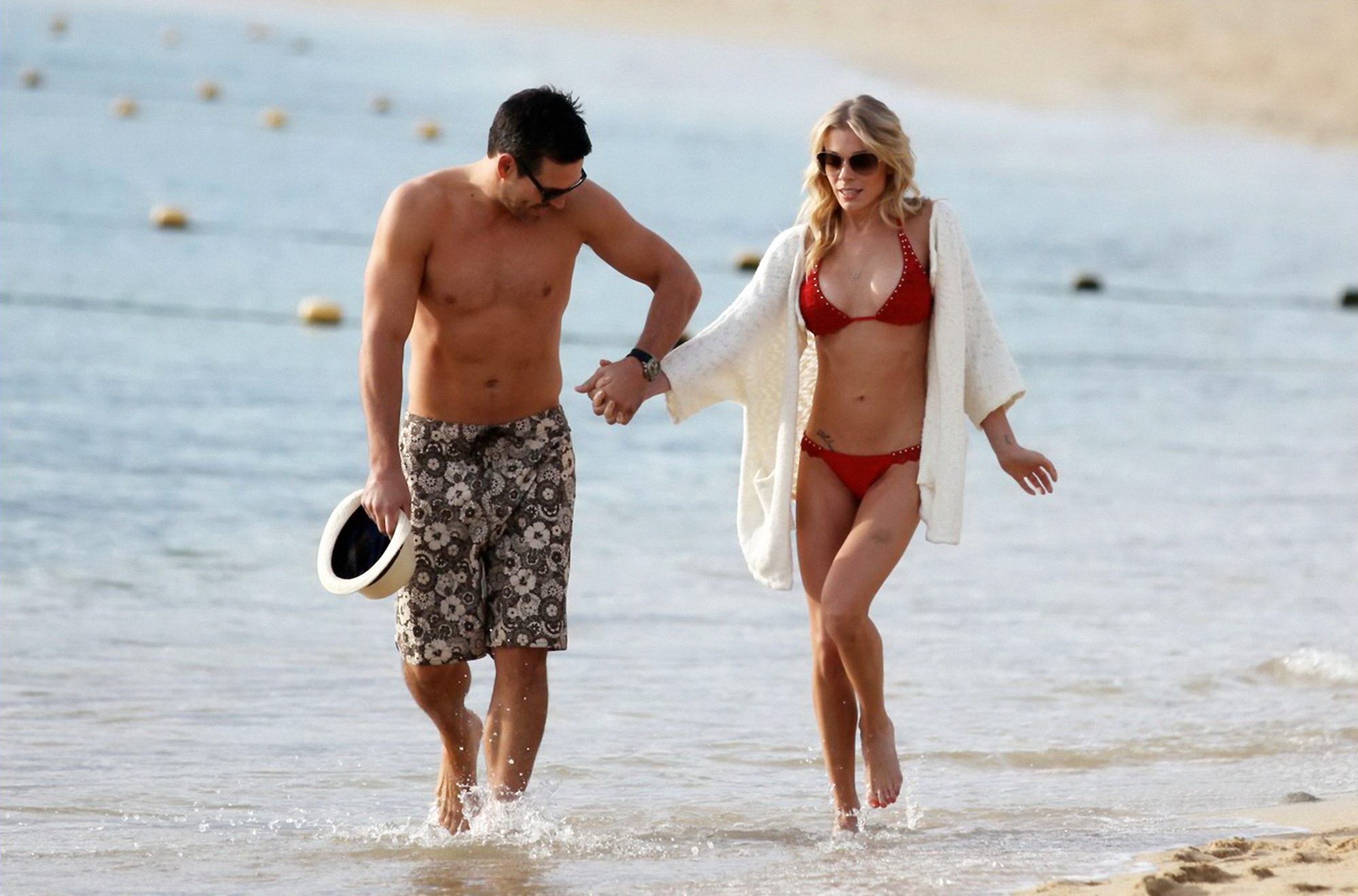 Leann rimes indossa sexy bikini rosso sulla spiaggia a cabo san lucas
 #75322094