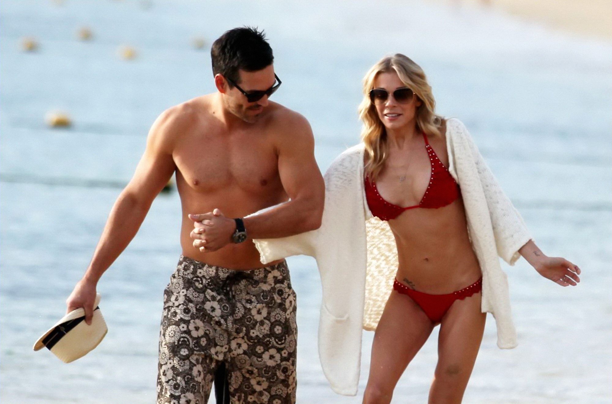 Leann Rimes trägt einen sexy roten Bikini am Strand von Cabo San Lucas
 #75322098