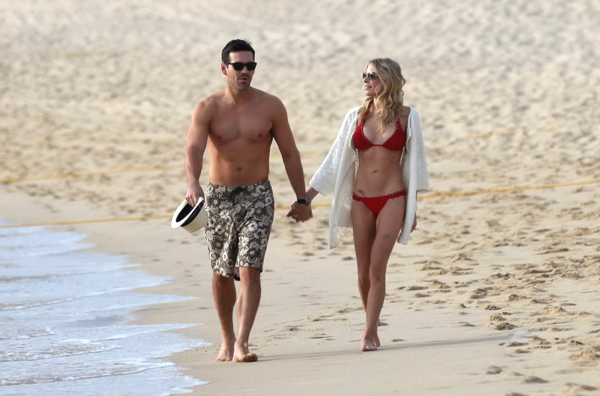 Leann rimes indossa sexy bikini rosso sulla spiaggia a cabo san lucas
 #75322100