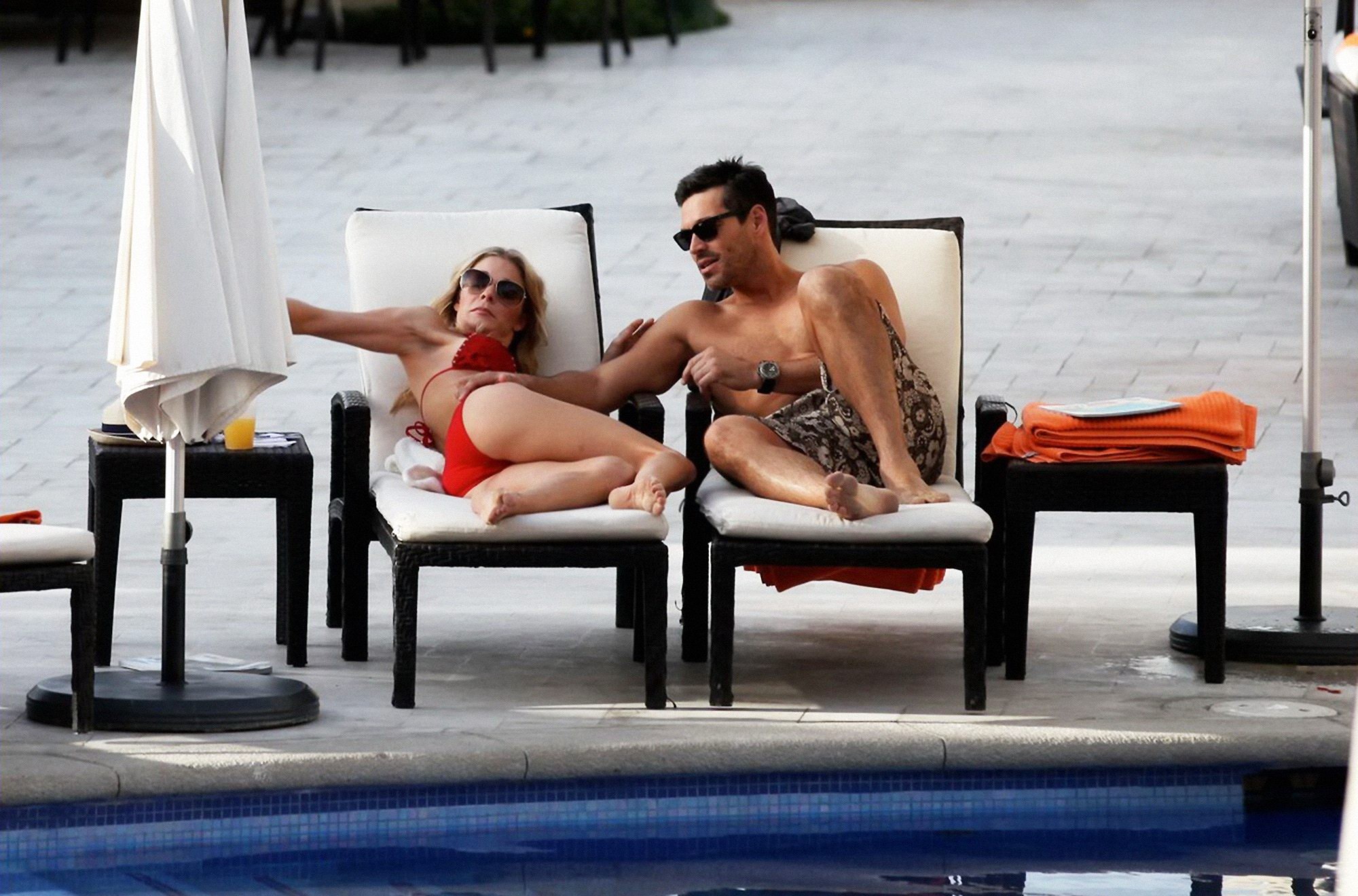 Leann rimes portant un bikini rouge sexy sur la plage de Cabo San Lucas.
 #75322107